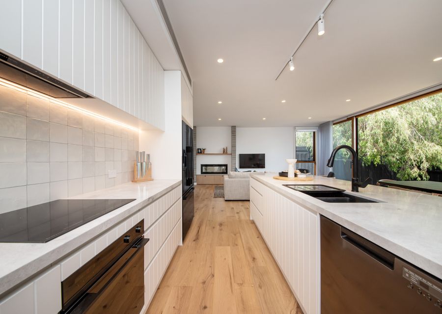 Modern appliances and fully equipped kitchen 