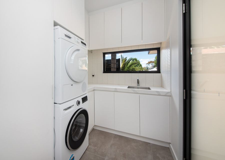 Laundry with washing machine and dryer 