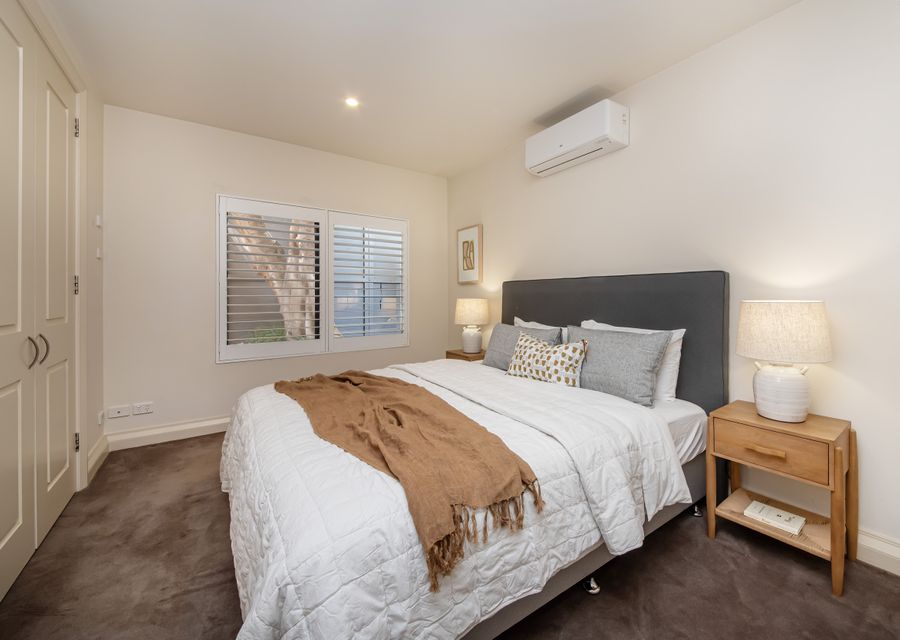 Master bedroom with queen bed and airconditioning 