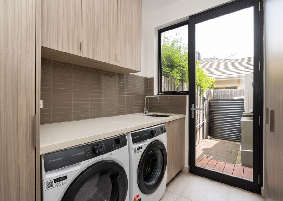Laundry with washing machine and dryer 