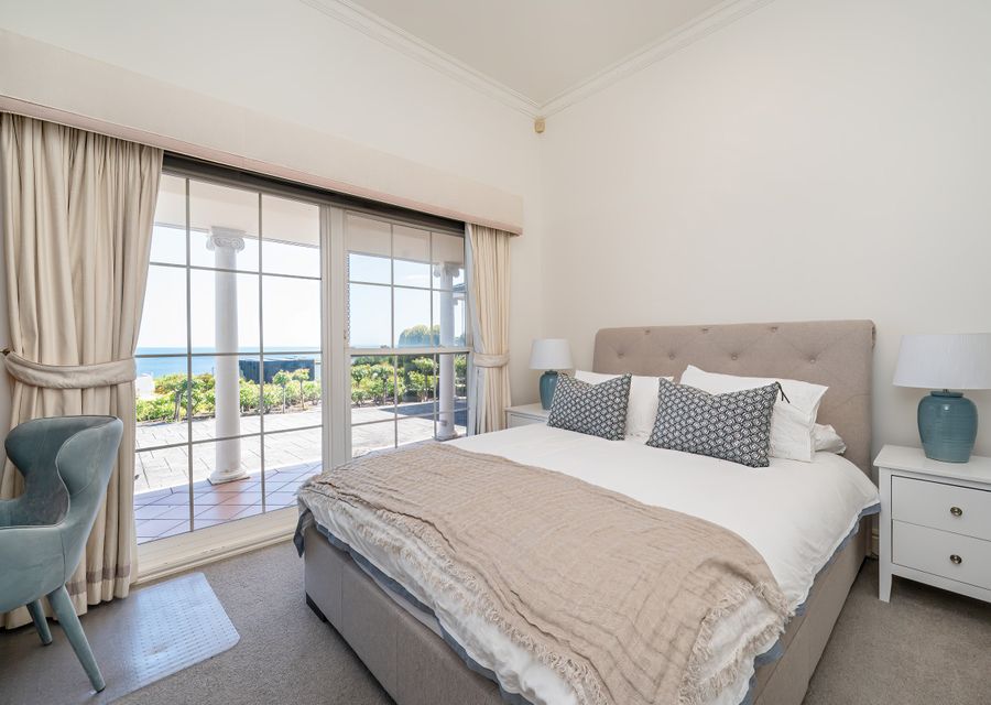 Second bedroom with queen bed 