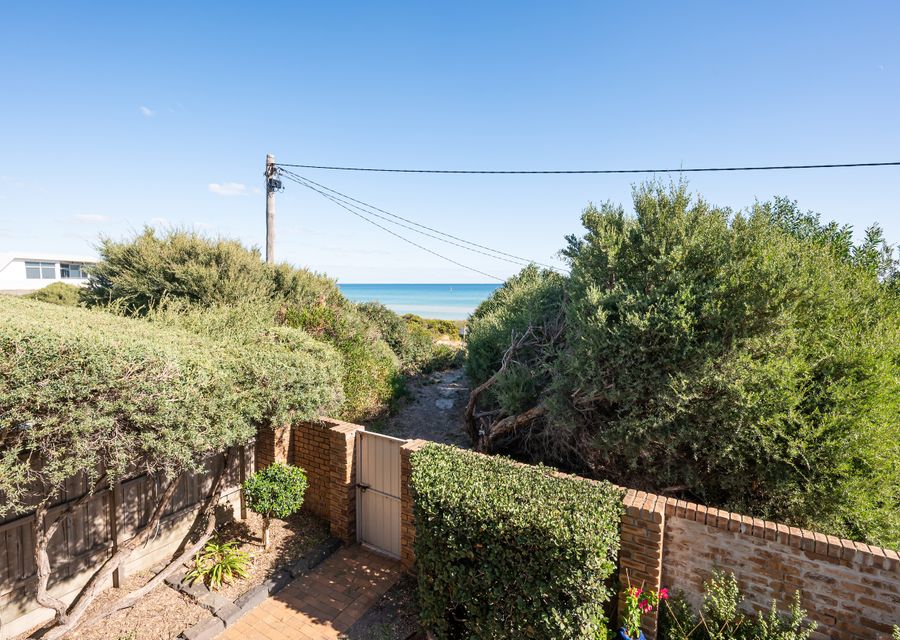 Direct access to beautiful Bonbeach beach.