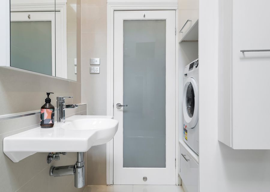 Laundry with washer dryer combi