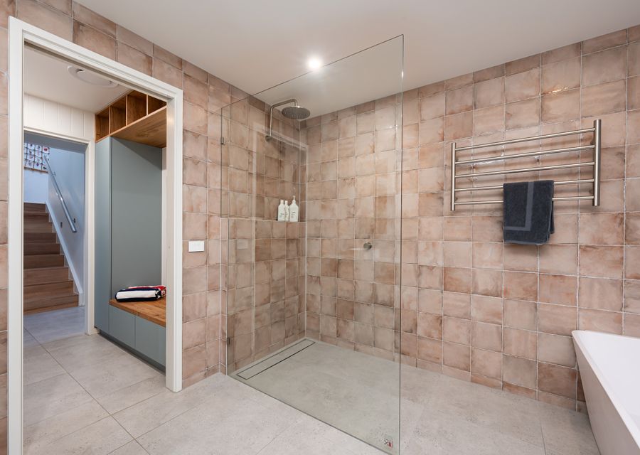 Main bathroom 