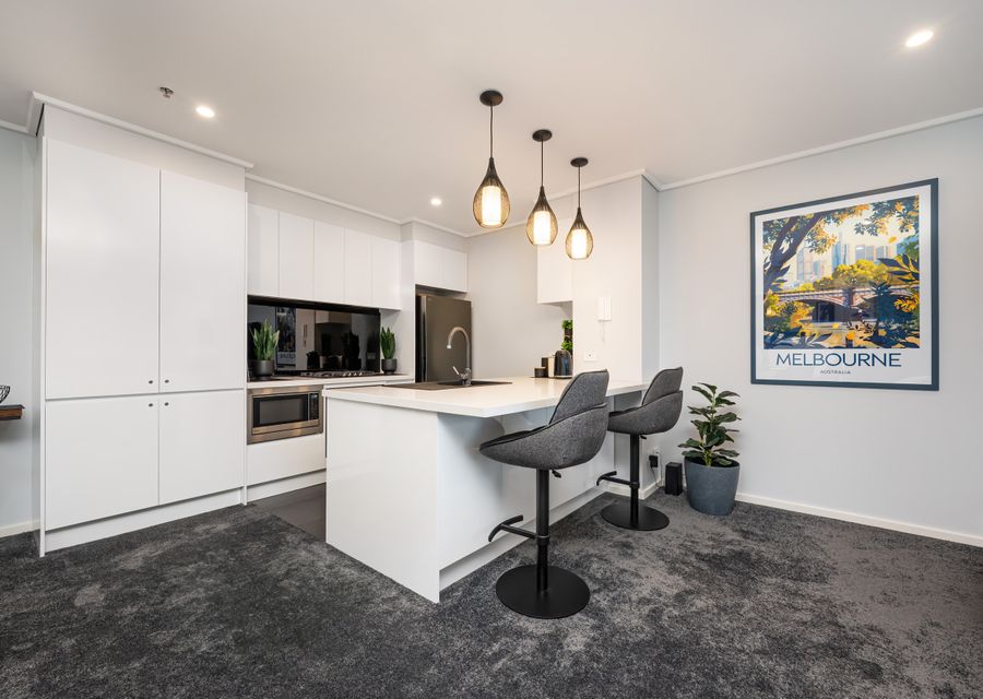 Breakfast Bar with seating for 2