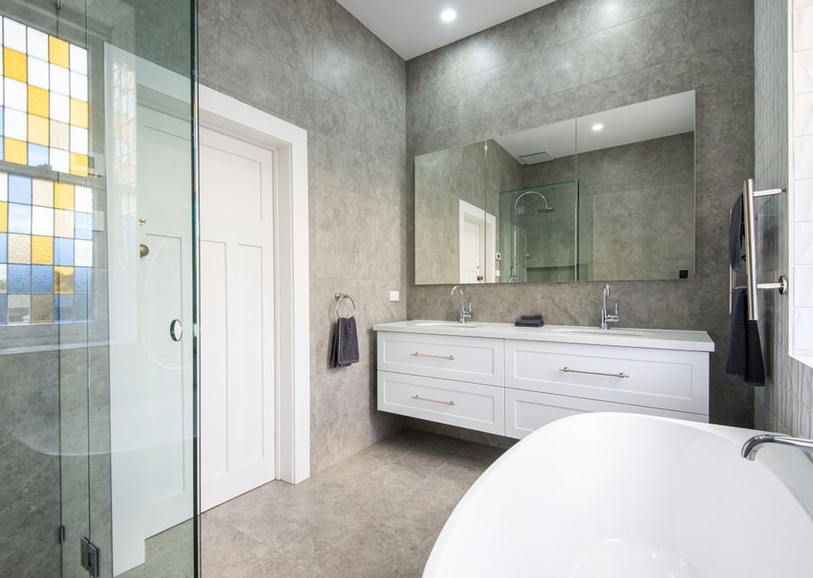 Main bathroom with bath 