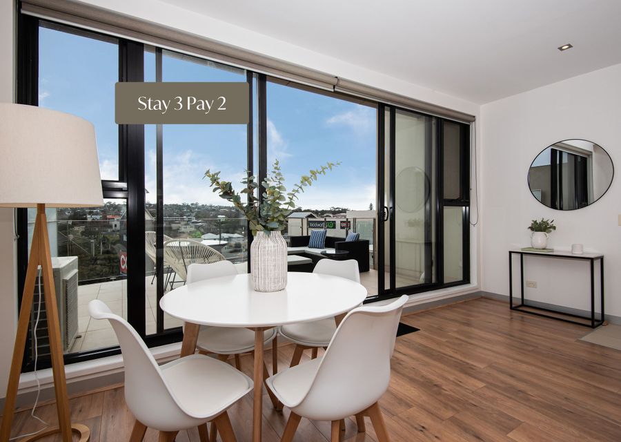 Luxe on Main in Mornington Views of the Bay