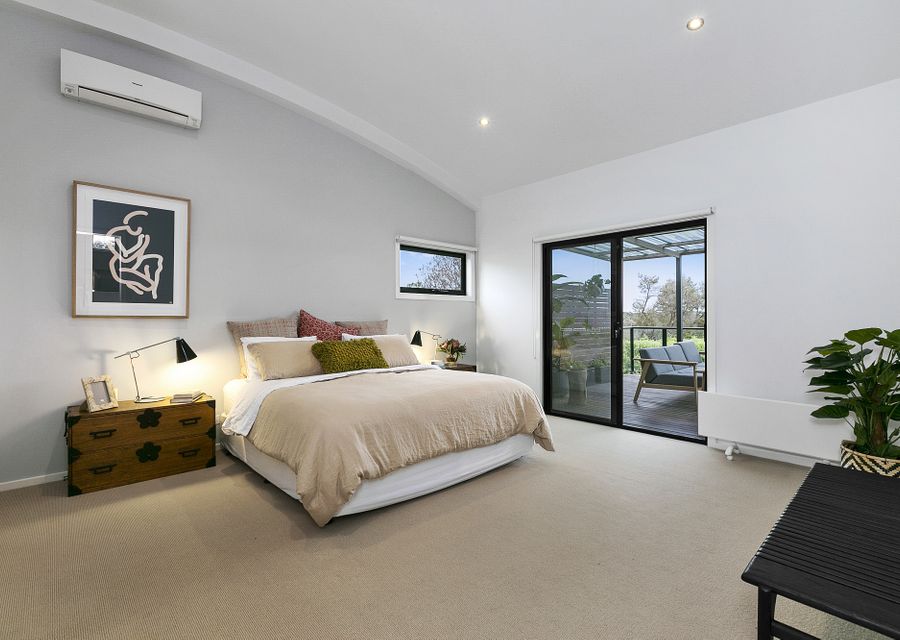 Master bedroom with King Bed and ensuite - Opens out to balcony 