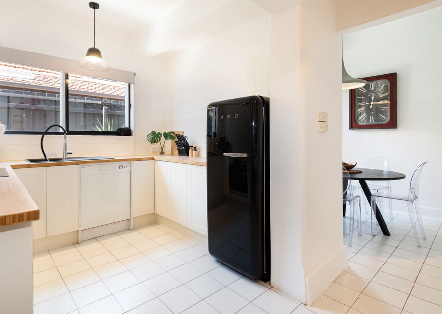 Fully equipped kitchen with separate eating area