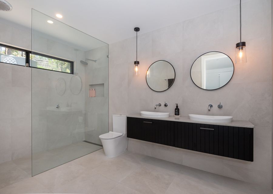 A beautiful modern bathroom with all the modern amenities