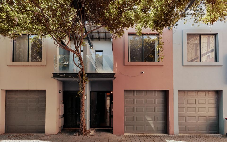 3 BR Townhouse Near Gouger Street  – Pets Friendly – Free Parking – Free Wifi