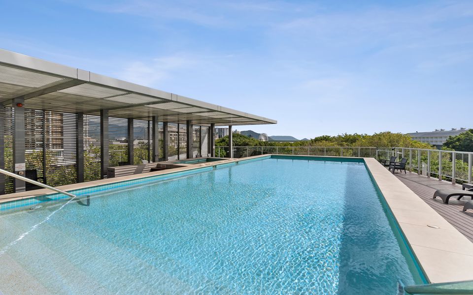 25 Harbour Lights with Magical Water Views