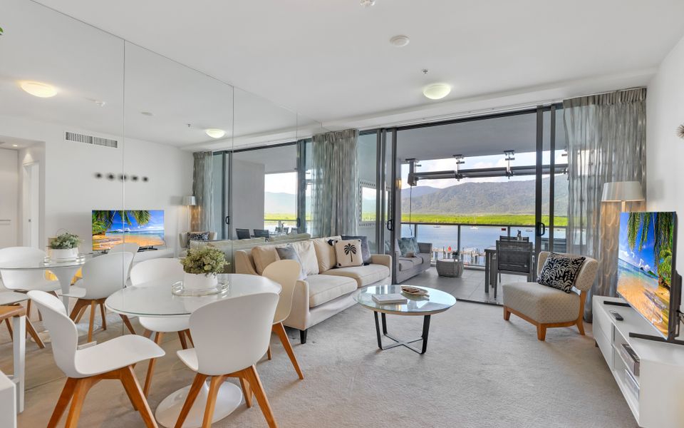 25 Harbour Lights with Magical Water Views