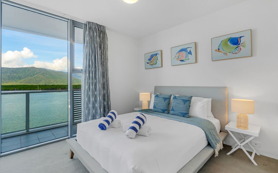 25 Harbour Lights with Magical Water Views