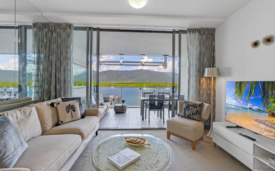 25 Harbour Lights with Magical Water Views