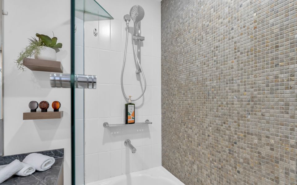 329 Contemporary apartment in Beachfront Resort Palm Cove
