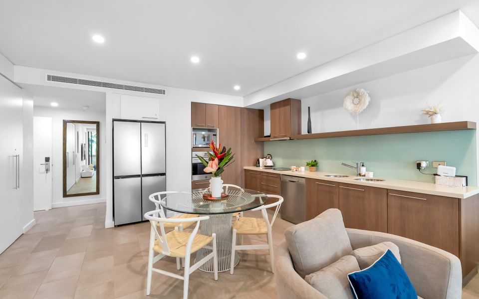 329 Contemporary apartment in Beachfront Resort Palm Cove