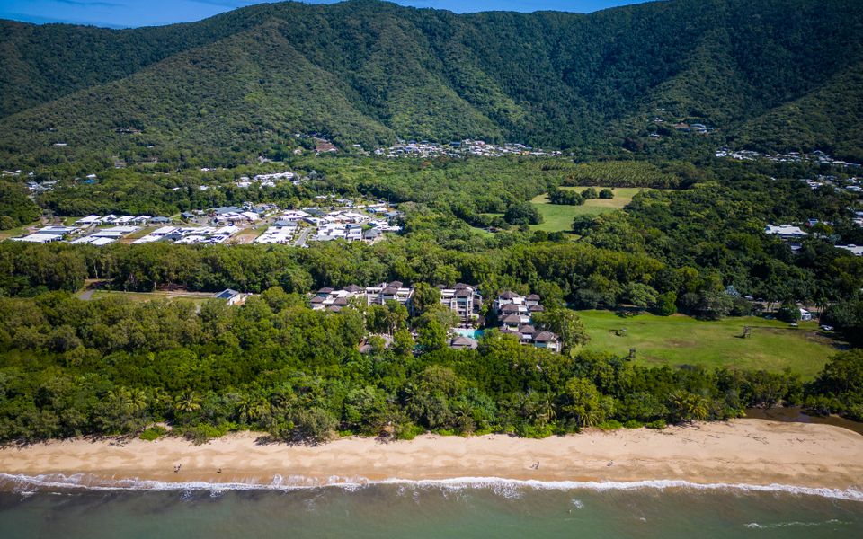 329 Contemporary apartment in Beachfront Resort Palm Cove