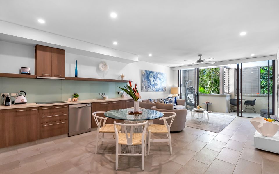329 Contemporary apartment in Beachfront Resort Palm Cove