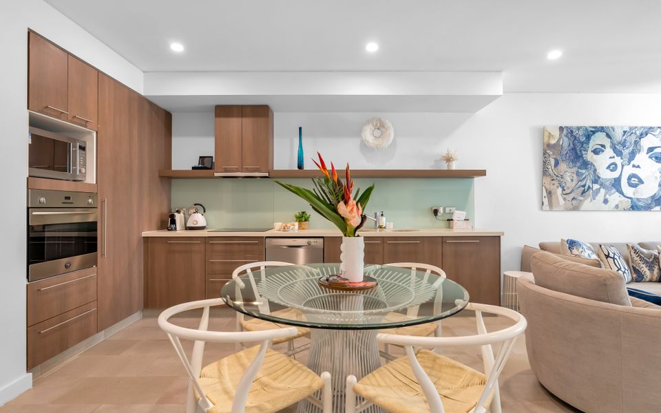 329 Contemporary apartment in Beachfront Resort Palm Cove