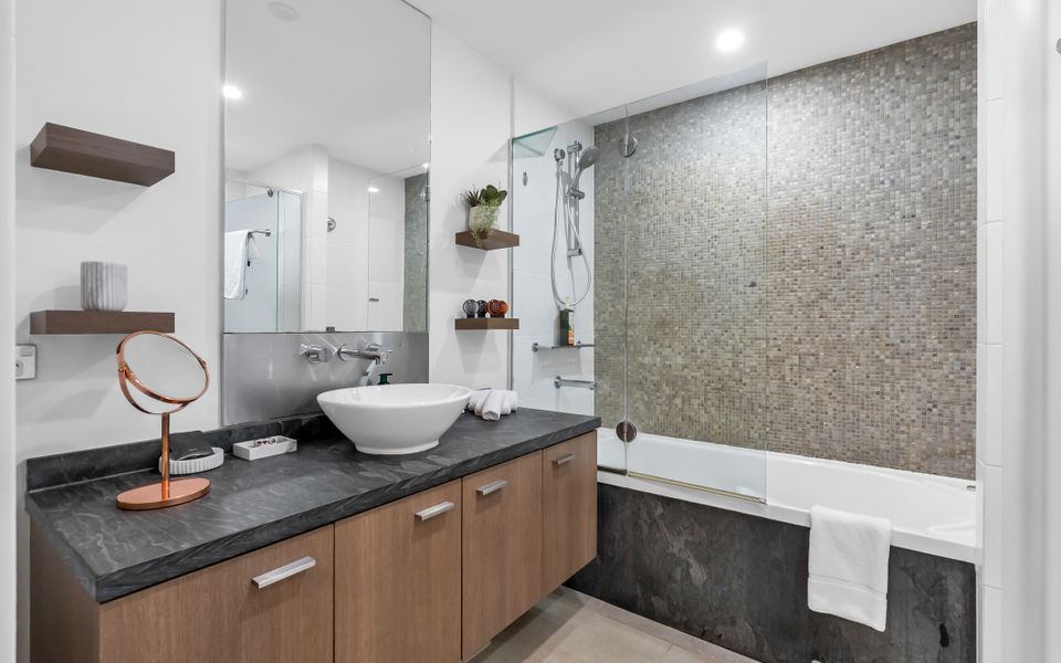 329 Contemporary apartment in Beachfront Resort Palm Cove