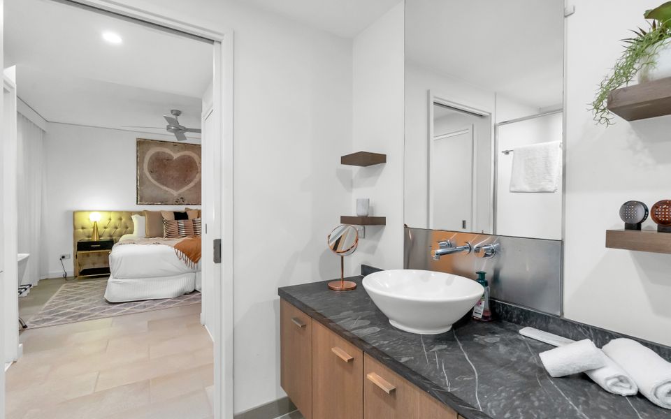 329 Contemporary apartment in Beachfront Resort Palm Cove