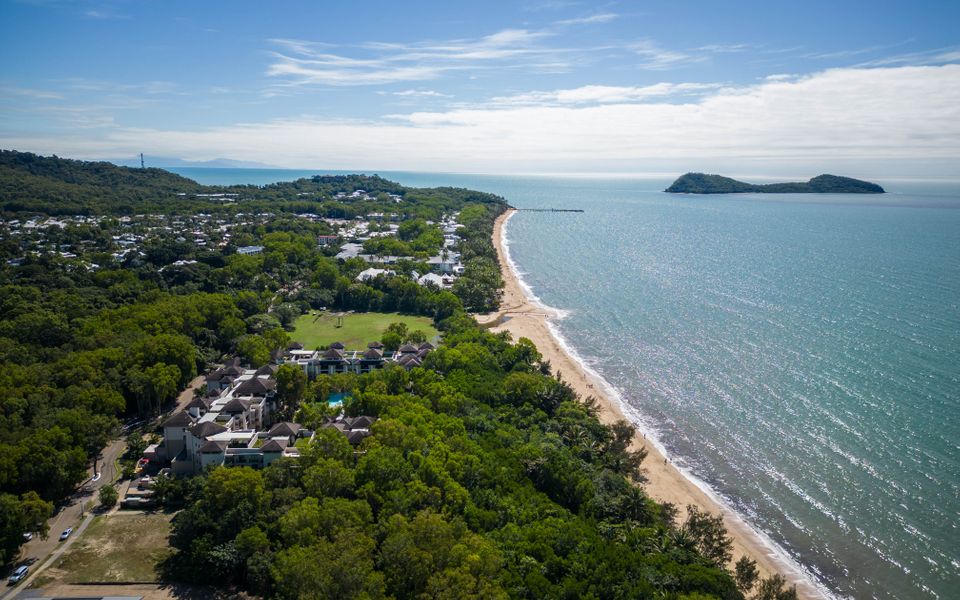329 Contemporary apartment in Beachfront Resort Palm Cove